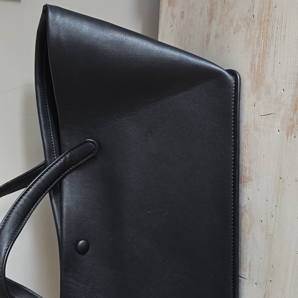 Minimalist Leather Shoulder Tote Bag - Picture 4 of 16